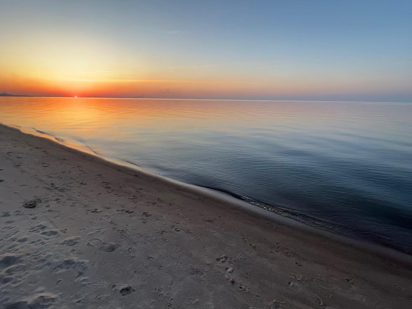 70 degree sunset #midwestliving #alongthesouthshore #destinationindiana #indianadunes #garyindiana #millerbeach #visitmillerbeach #nationalpark #southshore