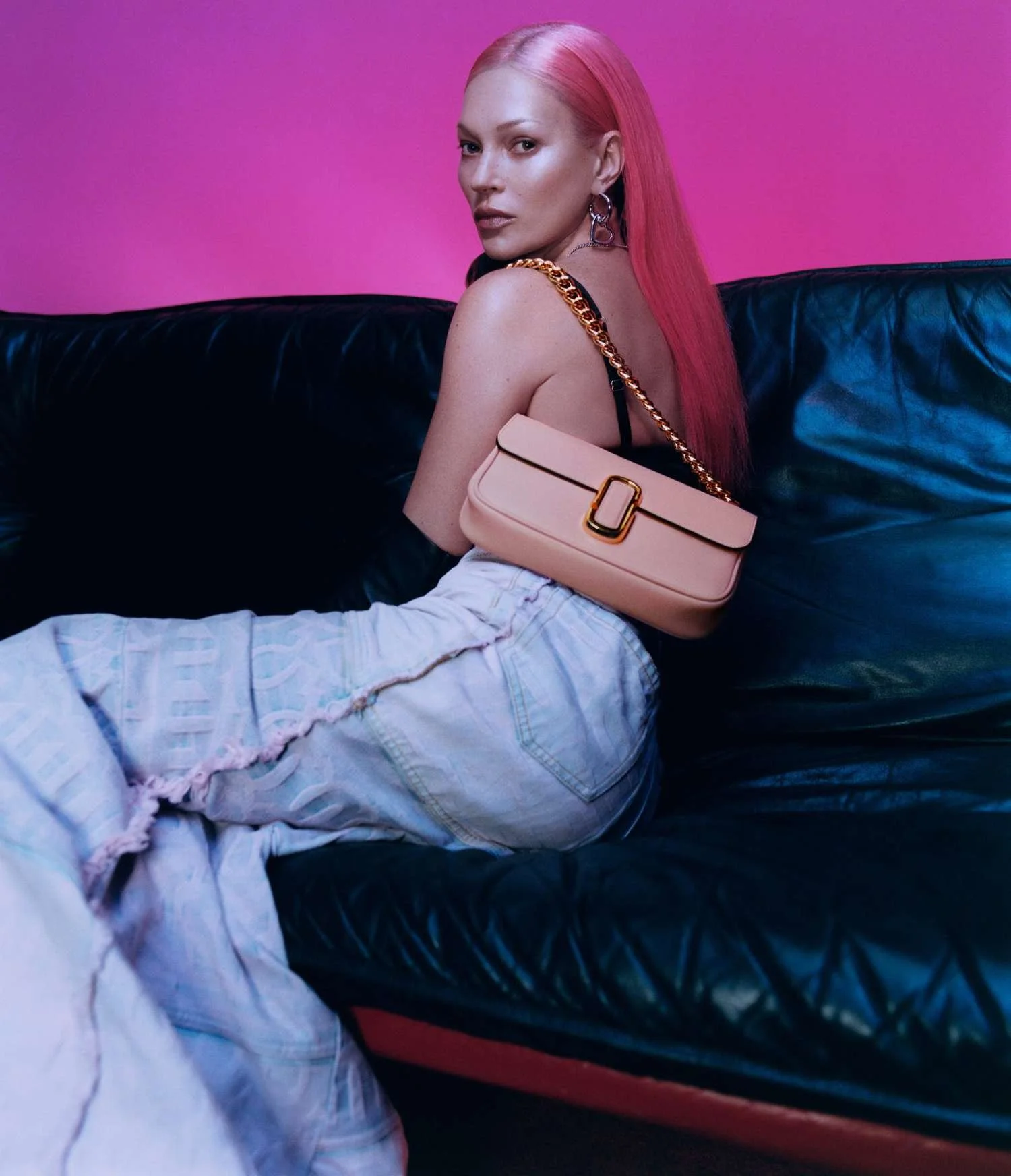 Kate-Moss-pink-hair-122022-01-2000-66ee1043751840c1993bf7fe81a382bc.jpg