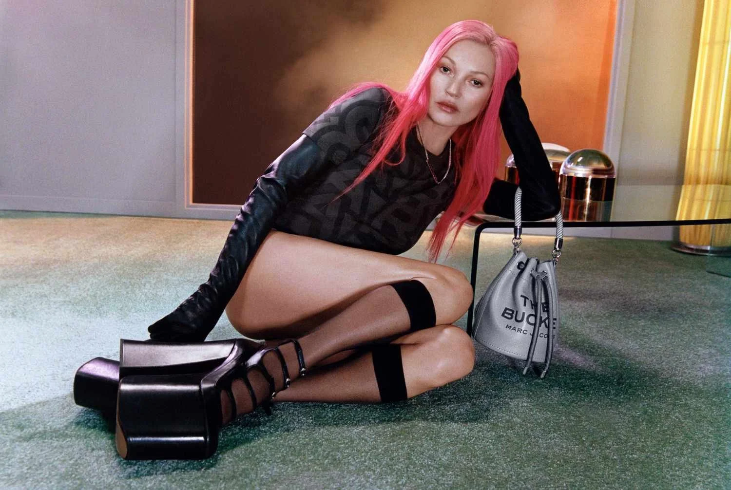 Kate-Moss-pink-hair-122022-02-2000-9f2c3ba9efe34887bda8dd1c1d69469a.jpg