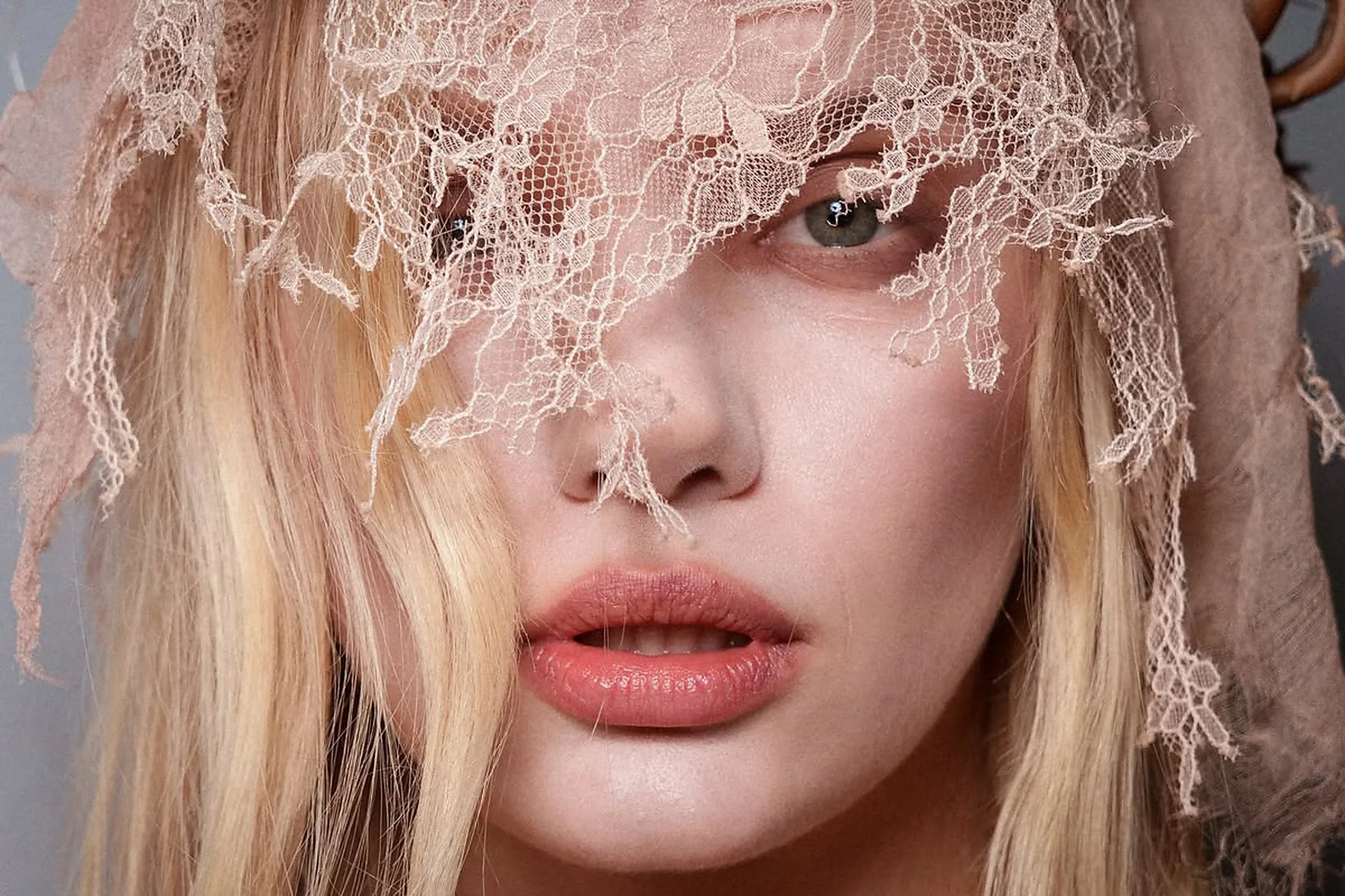 THE SMUDGED-NUDE MAKEUP TREND