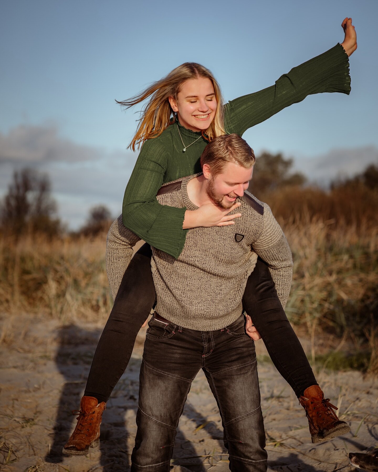 Voller Freude ins neue Jahr ✨ 

Wie verbringt ihr Silvester? Gibt es Traditionen bei euch? Oder habt ihr Vors&auml;tze? 

Schreibt es in die Kommentare 🫶🏻

#neuesjahr #silvester #paarfotos #fotografin #strand #nordsee #portrait #coupleshoot #couple