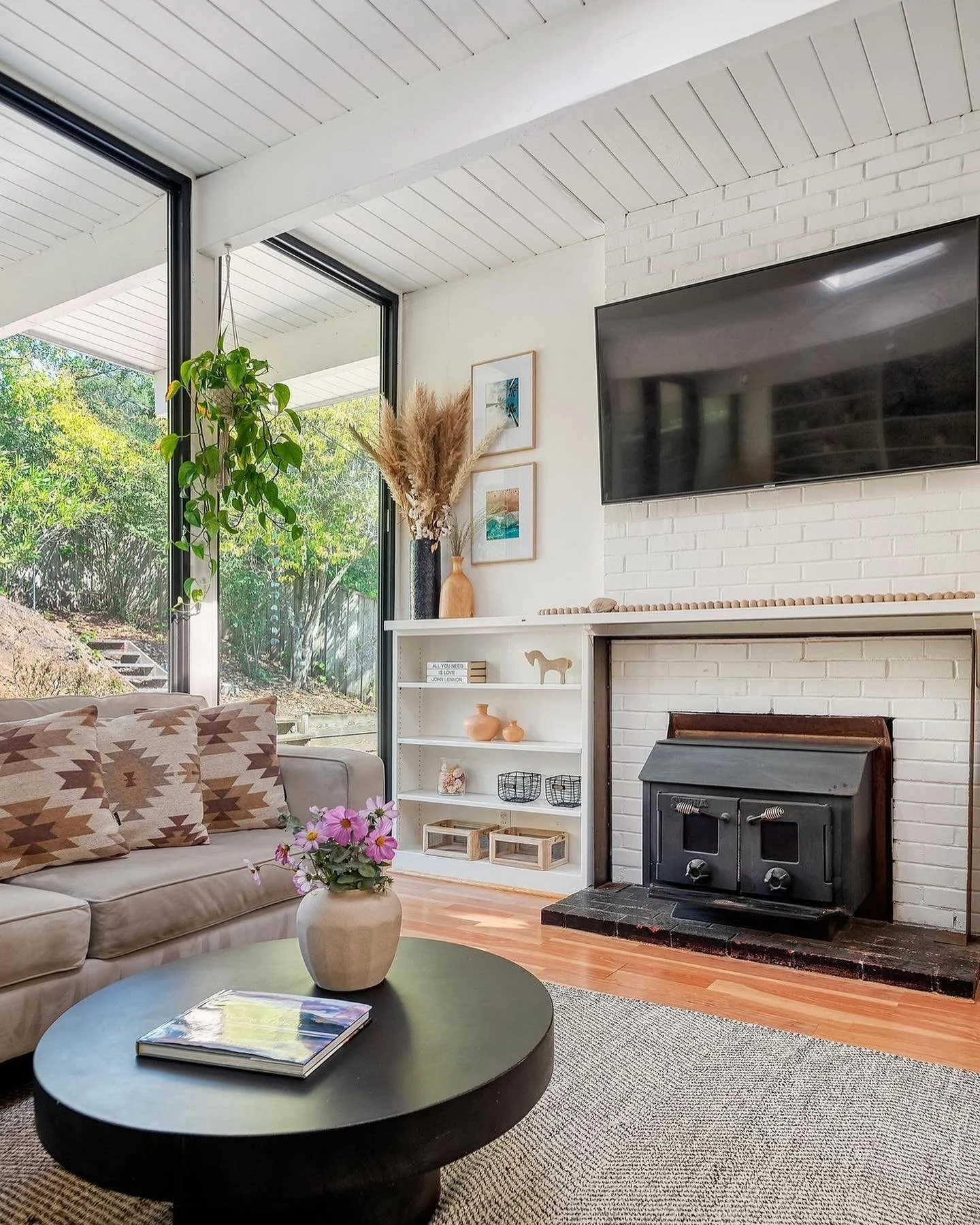 That Monday Design Mood. Swipe ➡️ to see the before and after. 

This is one transformation I&rsquo;m so happy with and proud of. 

The added arches add height and dimension. The living room ceiling actually feels higher. The pop of color is a nice c