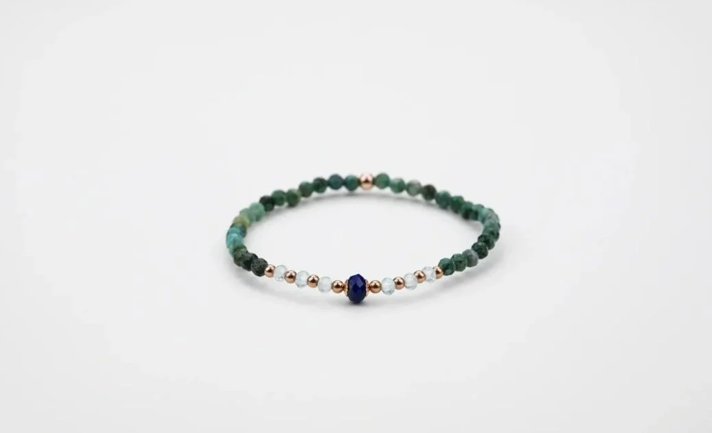 Chrysocolla opens the heart and throat chakras to foster authentic expression and deep compassion. It releases energetic blockages and nurtures inner peace, allowing your truth to flow freely.