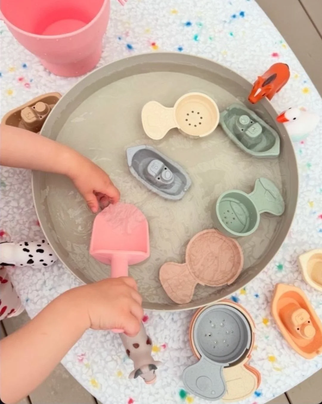 An activity perfect for these hot days, water play! ☀️💧

Water play is a simple, engaging, and language-rich activity you can do with your child to model lots of core vocabulary.
You can target words like: water, pour, wet, splash, in, out, more, al