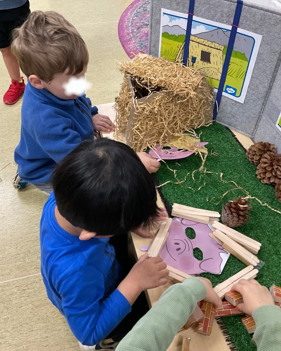 Huff and puff! 🐷🐷🐷 The Junior Kindy children had so much fun exploring The Three Little Pigs. They built houses using bricks, sticks and straws, discovering which materials were the strongest and testing their creations. The children then put on c