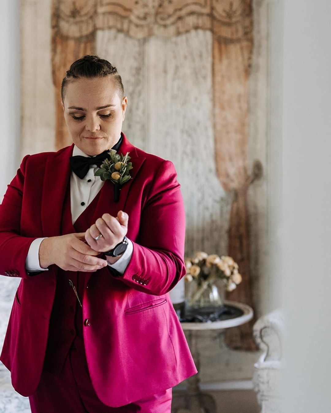 Kendall looking stunning in red ❤️&zwj;🔥 

We have a deep appreciation for all styles of suits, but there's something truly special about three-piece ensembles that captures our hearts. And when it comes to color palettes, we absolutely adore this o