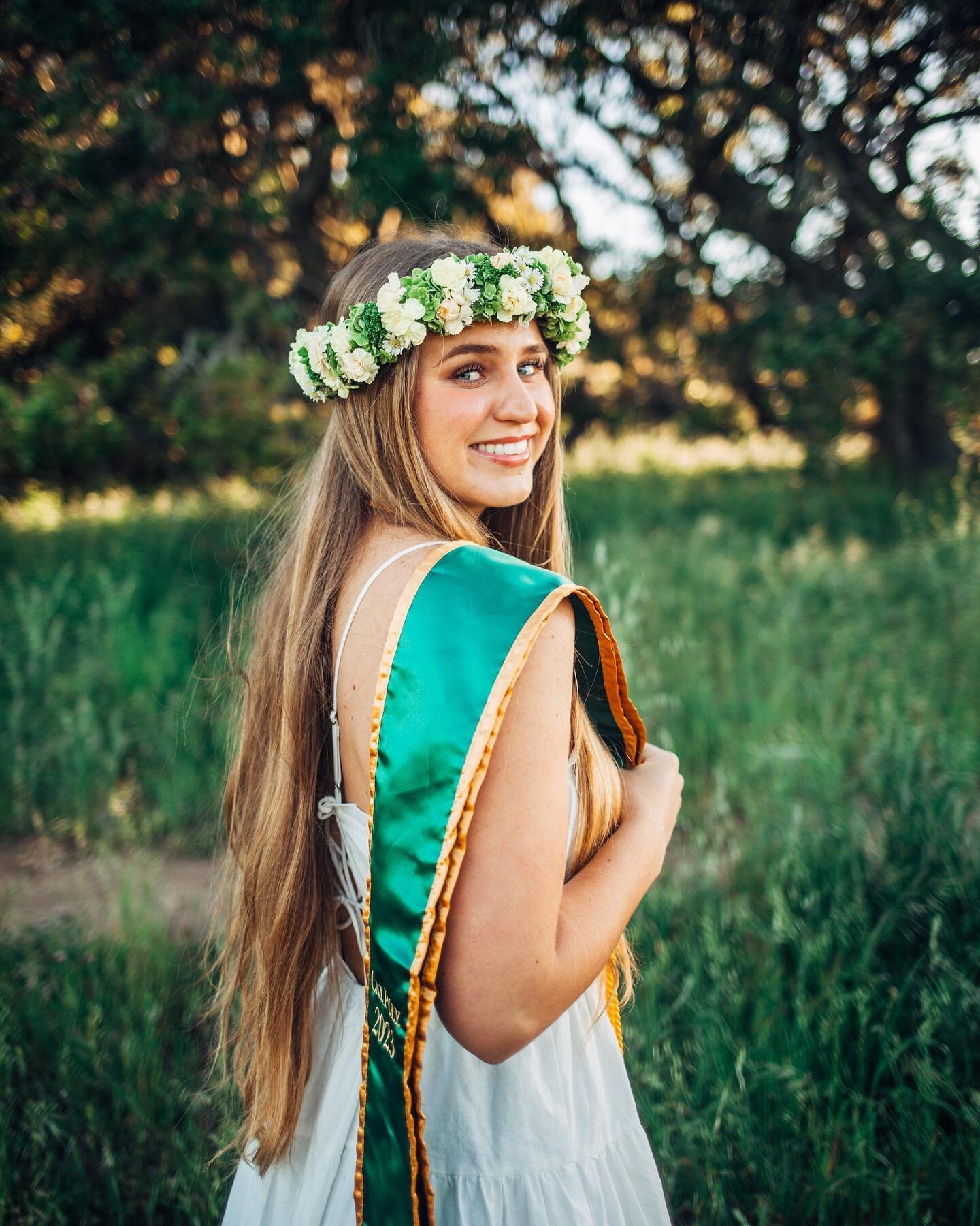 when she shows up to the shoot with lei po&rsquo;o &gt;&gt;🥰🌼🤍