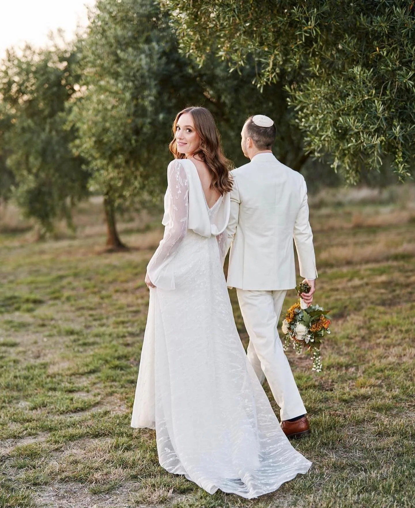 Soft and pretty 🤍Congratulations Daniella and Matani!!! Love the way @stewartleishmanphotography has captured them, just stunning ❤️