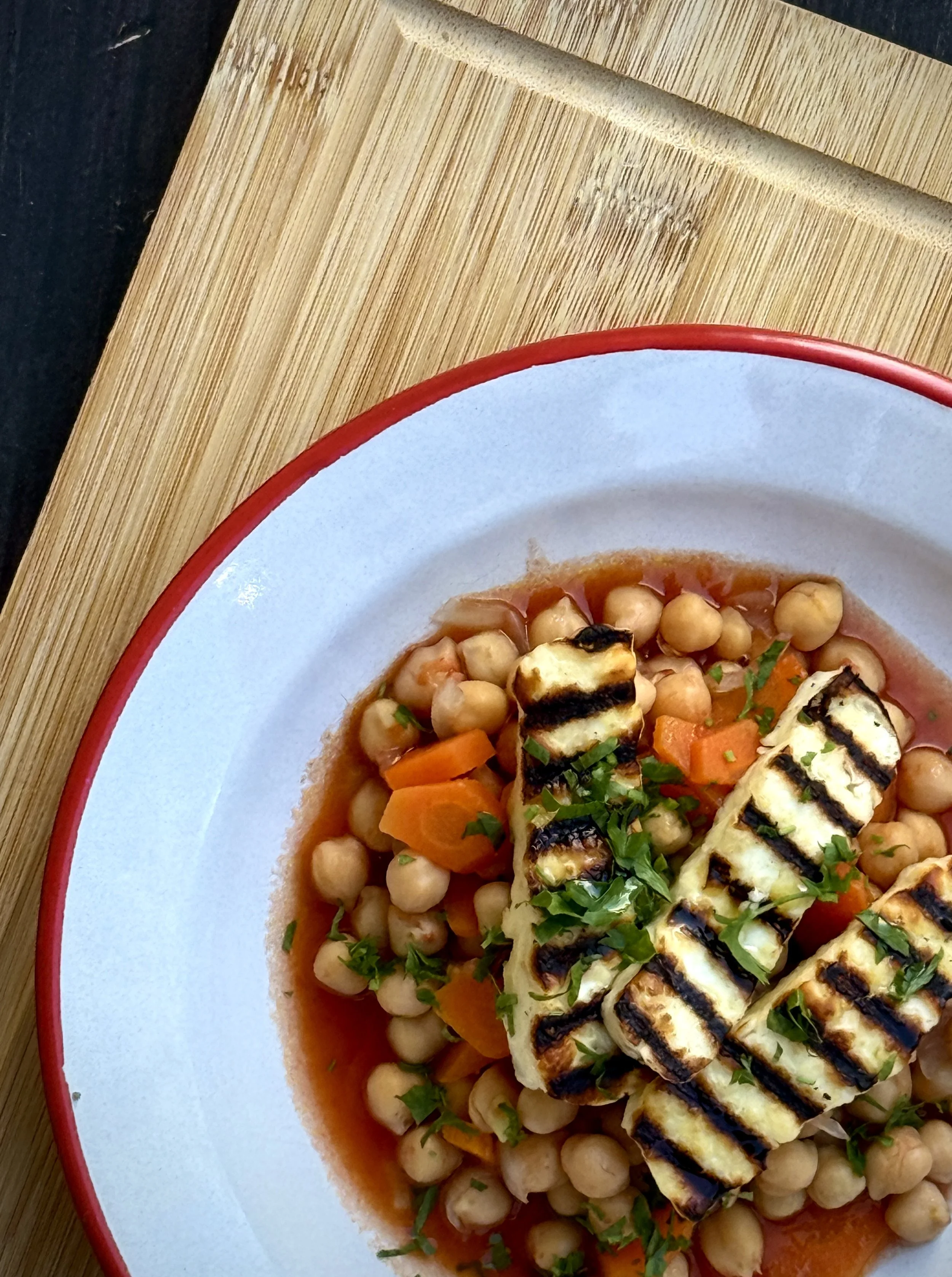 Warm chickpeas salad with grilled halloumi