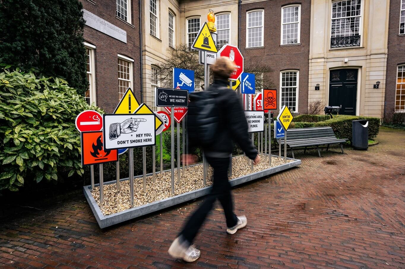 Our new campaign is smoking! 
Samen met de @hogeschoolvanamsterdam en @uva_amsterdam hebben wij het anti-rook bordenbos in het leven geroepen. 🚭

Hiermee is op een niet te missen wijze aandacht besteed aan het rookverbod op de campussen in Amsterdam
