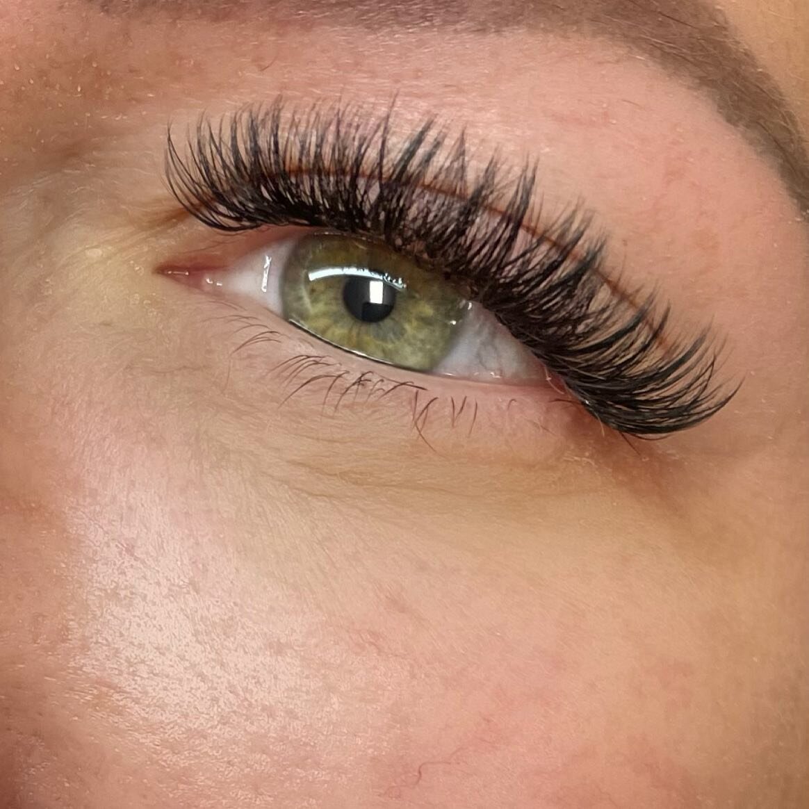 In love with these beautiful hybrids! A mix of classic lash extensions and volume lash blooms, give her the perfect mix of natural and drama. ❤️ #Lashextentions #lashextentionsorlando #lashextentionswinterpark #volumelashes #hybridlashes #classiclash