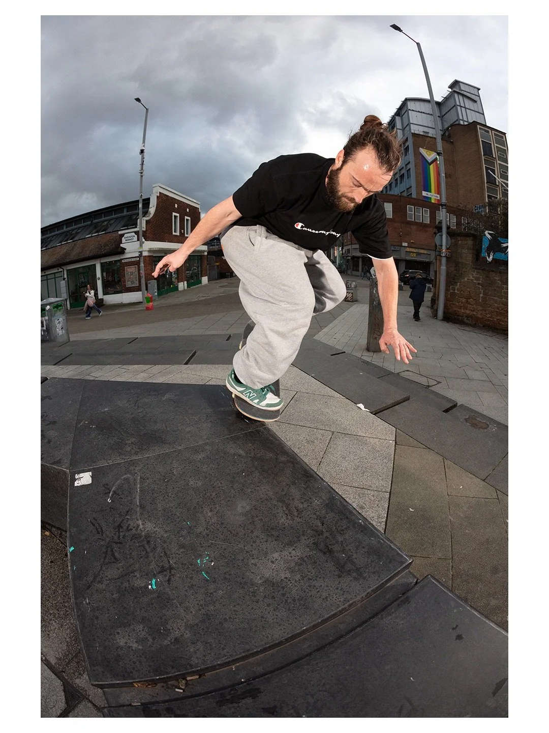 @holttight___ activating new bits of the market at the start of the year with this 180 nosegrind to double drop. ⁣
⁣
#skateboardphotography #sneintonmarket #nottinghamskateboarding @skatenottingham