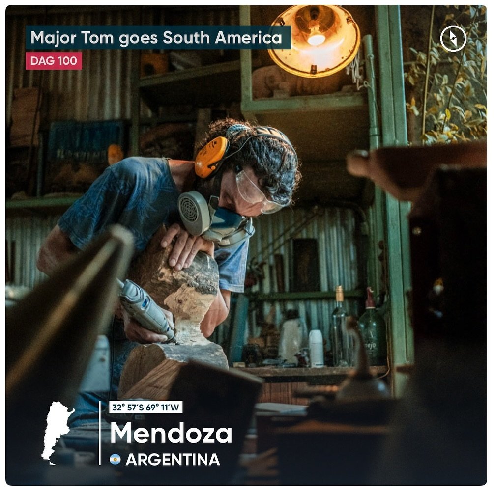 Federico Arcidiaco, sculptor in Mendoza. Federico is an incredibly special person. From wood from Mendoza, he makes the most beautiful sculptures. I photographed him in his studio. What a magical place. The madness of the art(ist) 😉 is in the air.

