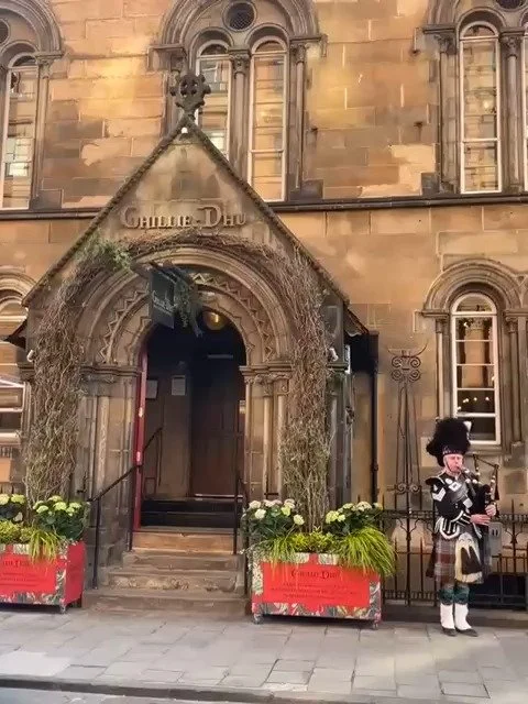Nothing says welcome to Scotland quite like being serenaded by bagpipes at your first stop. 🏴󠁧󠁢󠁳󠁣󠁴󠁿🎶

@houstonsfirstworship&rsquo;s first bite to eat on their tour last month at @theghilliedhu the perfect way to kick things off!
