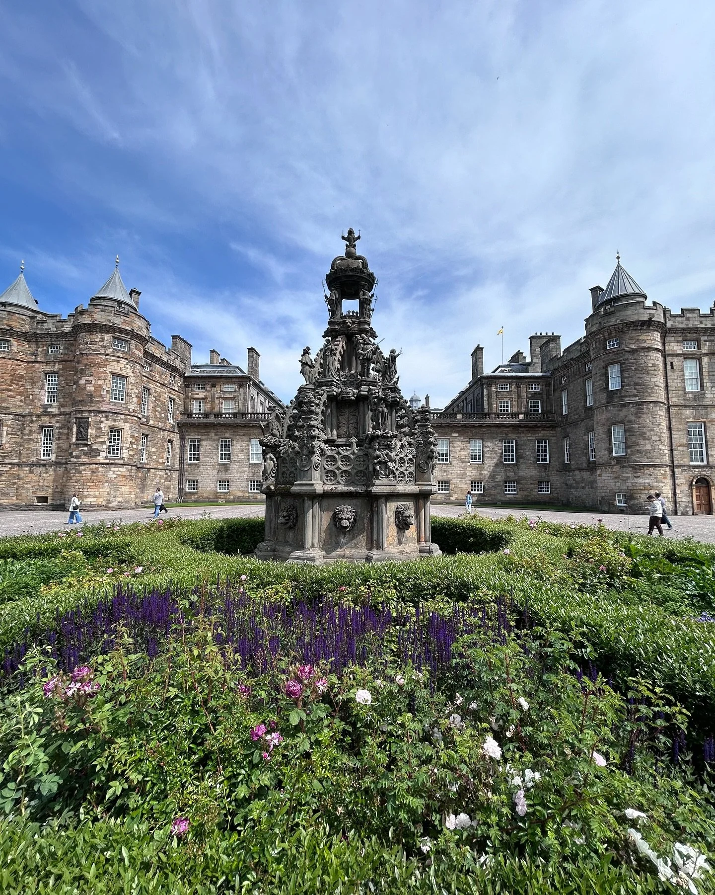 A few of our must-see spots in the beautiful city of Edinburgh

📍 Palace of Holyroodhouse
This ornate fountain is a 19th-century replica of one at Linlithgow Palace. Legend has it that during royal celebrations, the original fountain flowed with win
