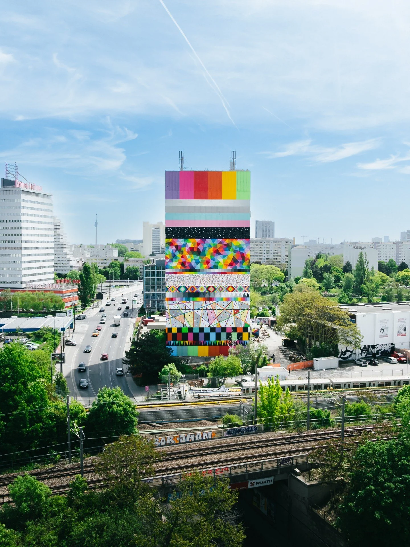 🌈 IN EQUALITY - Flags of Freedom by Okuda San Miguel / Spain
💛🧡❤️🩷💜💙💚
📍Gunoldstra&szlig;e 14, 1190 Vienna | APA-Tower x @wildimwest 

The initiative is realized in cooperation with the City of Vienna @stadtwien @wien_wird_wow and BUWOG @buwog