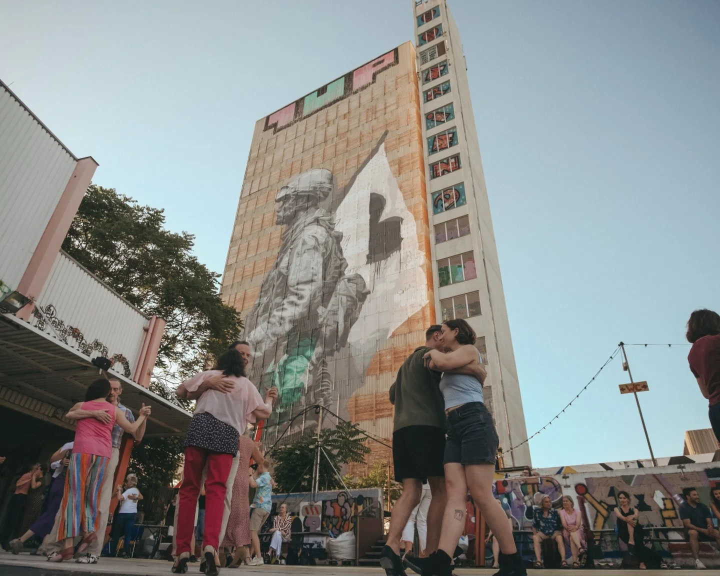 @tango.en.la.calle libre! ✨

What a beautiful Tuesday evening. We loved this collaboration - bringing tango to @wildimwest right in front of @jdlstreetart as she painted into the sunset. Incredible energy, amazing people and such a cool community com