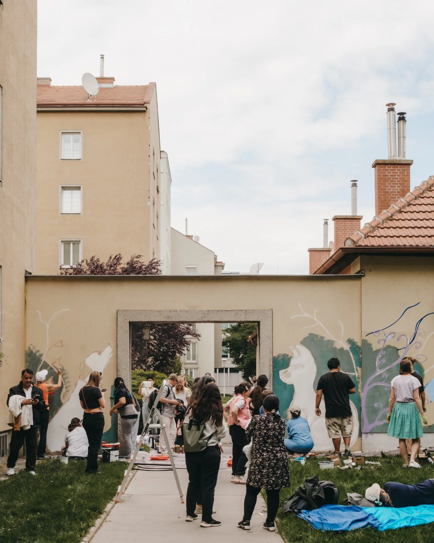 Workshop retrospective from May 22nd &mdash; together with Kulturlabor Gemeindebau 🎨✨

What a day in D&ouml;bling! Together with Rosa Hirzer, Nuela and Luky Vete, we turned the passageway at Boschstra&szlig;e 24 into a colorful collective artwork as