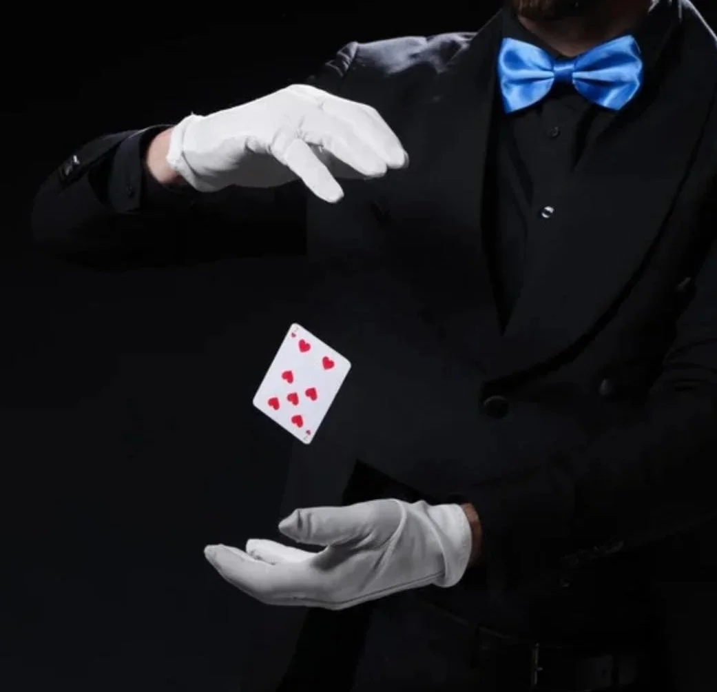 Kuinka tulossa oleva ilmoitus tai teksti, jossa lukee 'COMING SOON' ikkunassa, jonka taustalla näkyy kaupunkinäkymä ja rakennuksia.