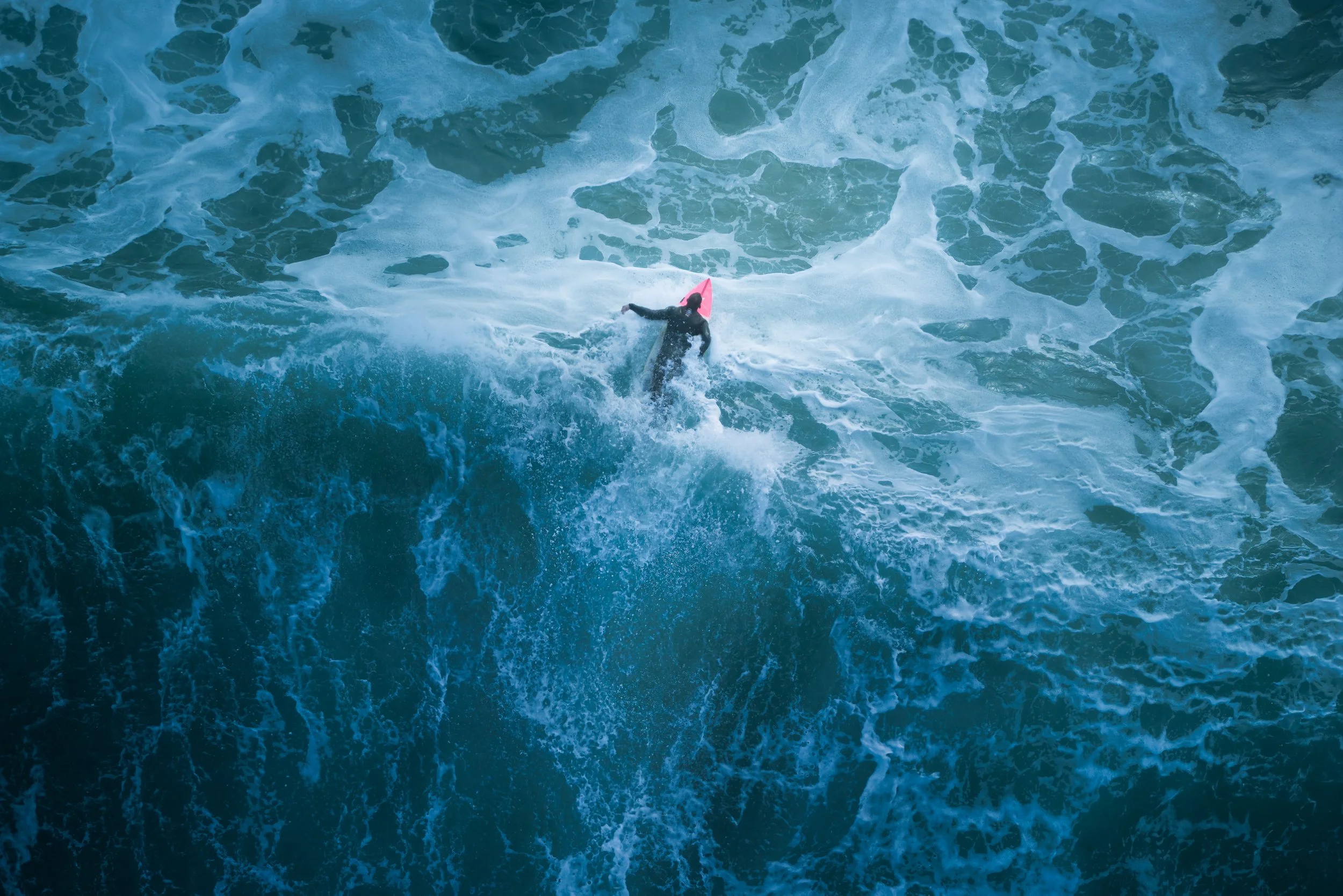 APK - Hero 5 - Surfer catching a wav in blue cold wave sea
