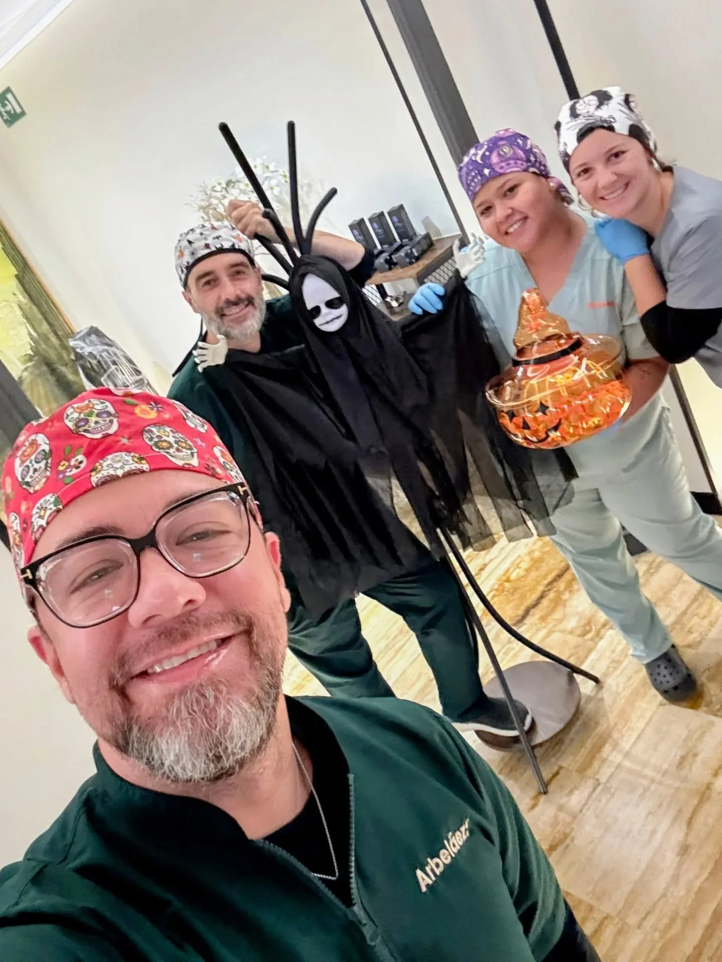 🎃 Un d&iacute;a diferente, el mismo esp&iacute;ritu.
Hoy nos tomamos un momento para celebrar, sonre&iacute;r y disfrutar en equipo.
Porque tambi&eacute;n en los peque&ntilde;os gestos se refleja la armon&iacute;a y la conexi&oacute;n que compartimo