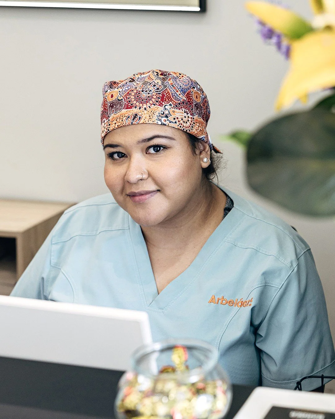 🔹 Nuestro equipo, tu acompa&ntilde;amiento en cada paso
En la Cl&iacute;nica Arbel&aacute;ez sabemos que un buen resultado no depende solo de la t&eacute;cnica, sino tambi&eacute;n de las personas que te acompa&ntilde;an durante todo el proceso.
Por