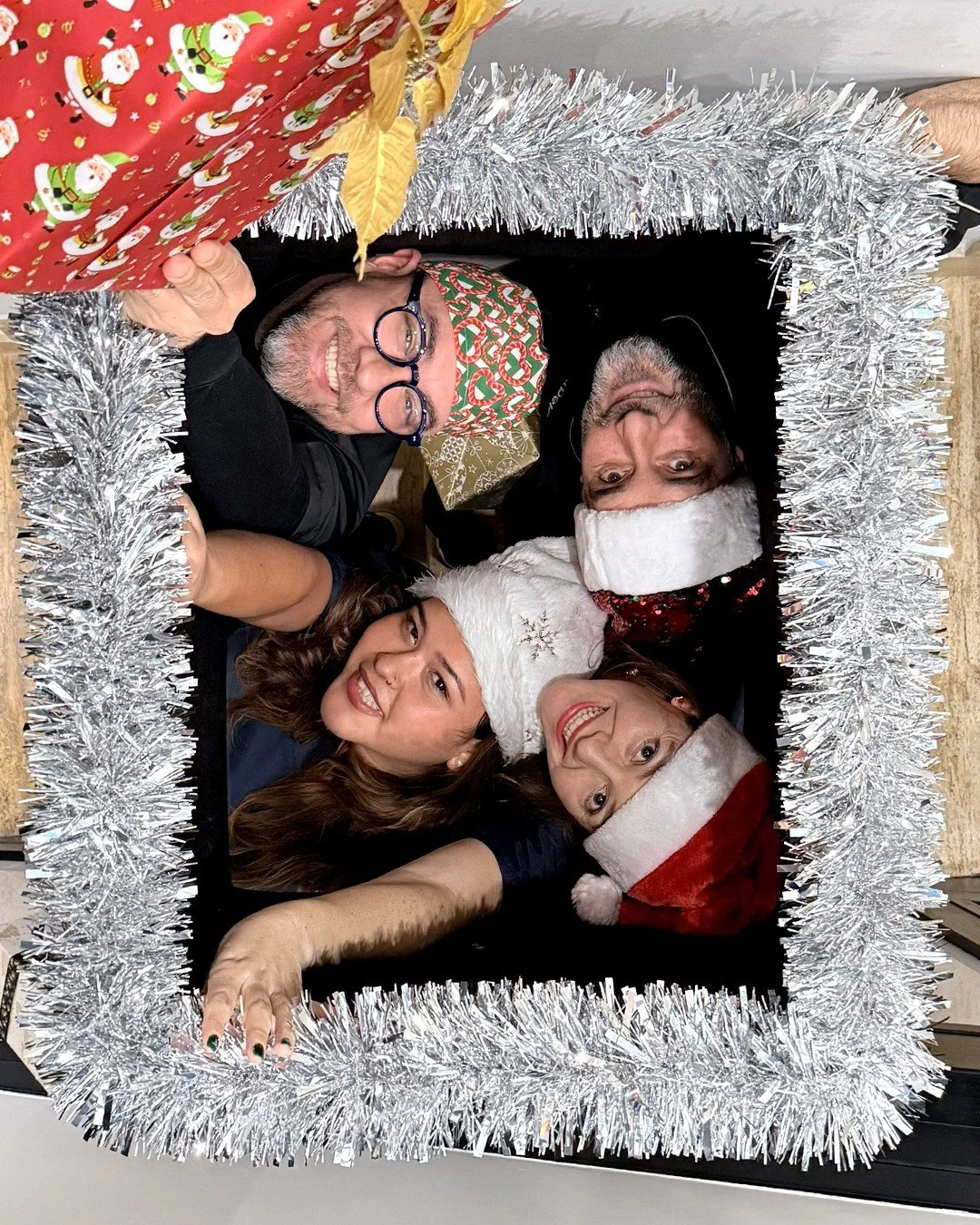 🎄✨ Hay muchas formas de felicitar la Navidad&hellip;
y esta vez hemos elegido hacerlo a nuestra manera: juntos, con sonrisas, y entrando todos en la misma caja 😉📦

Porque detr&aacute;s de cada tratamiento, cada revisi&oacute;n y cada resultado, ha