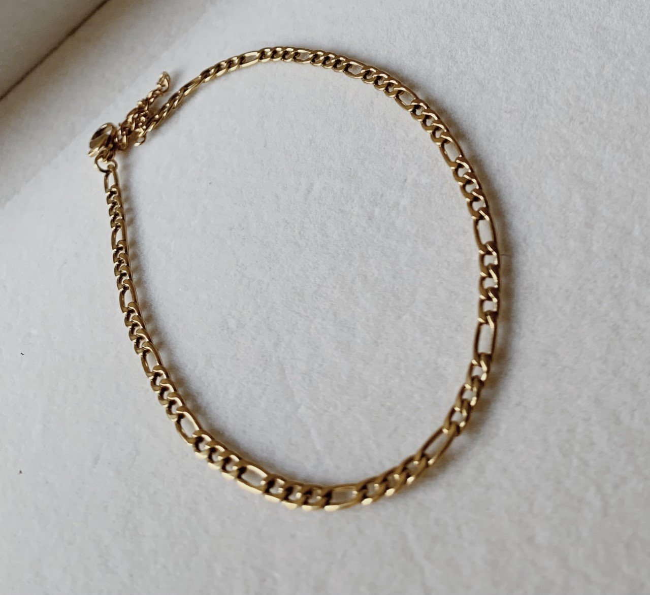Fine 9ct Gold ID Plate Figaro Bracelet 6 Inch | Jewellerybox.co.uk