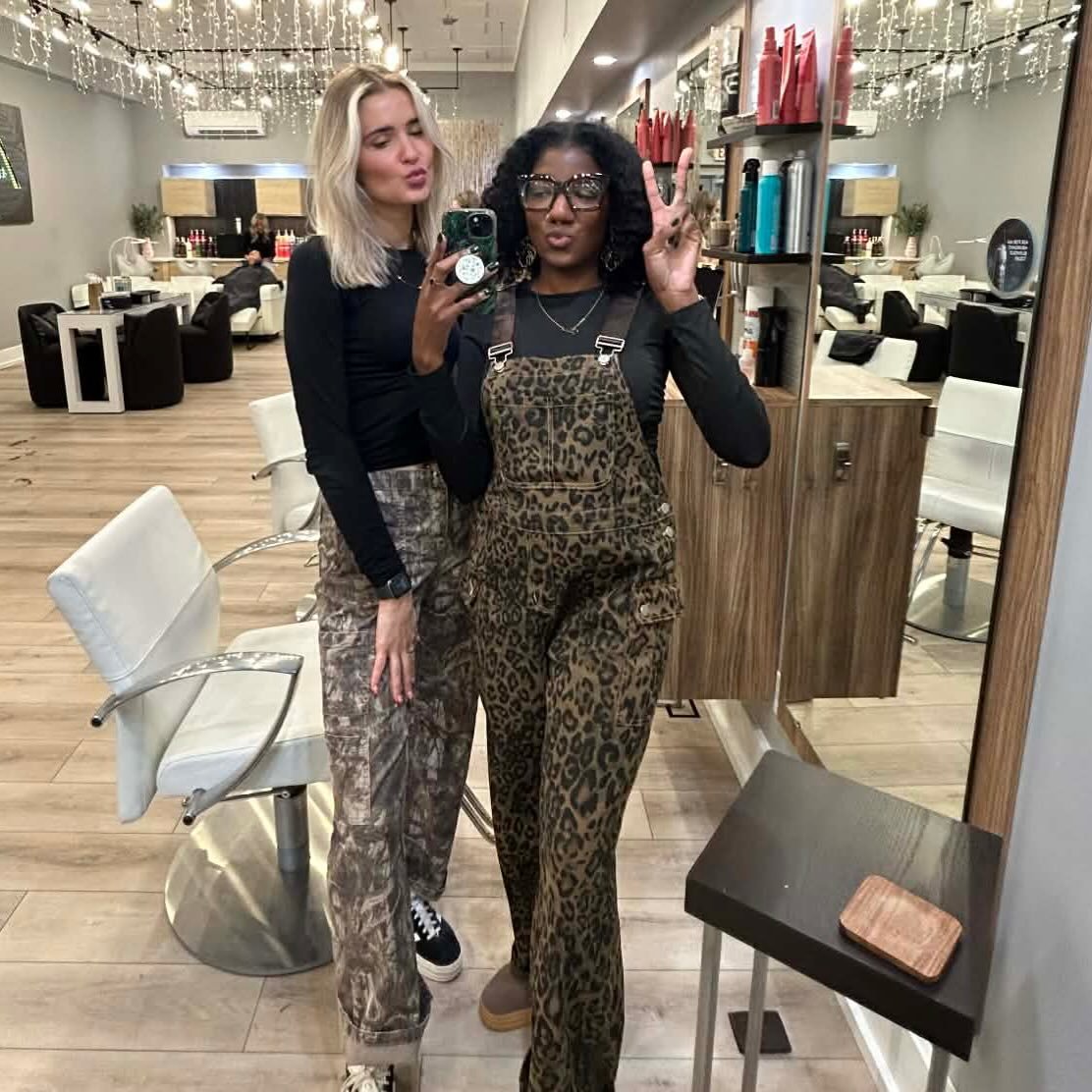 proof that bold prints + great hair = a perfect match🖤