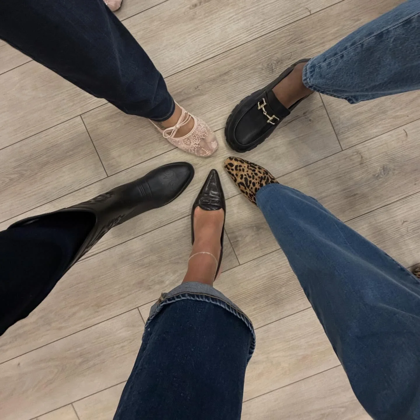 FriYAY feels + Jean Friday style 👖✨

#FriYAYVibes #JeanFriday #SalonLife