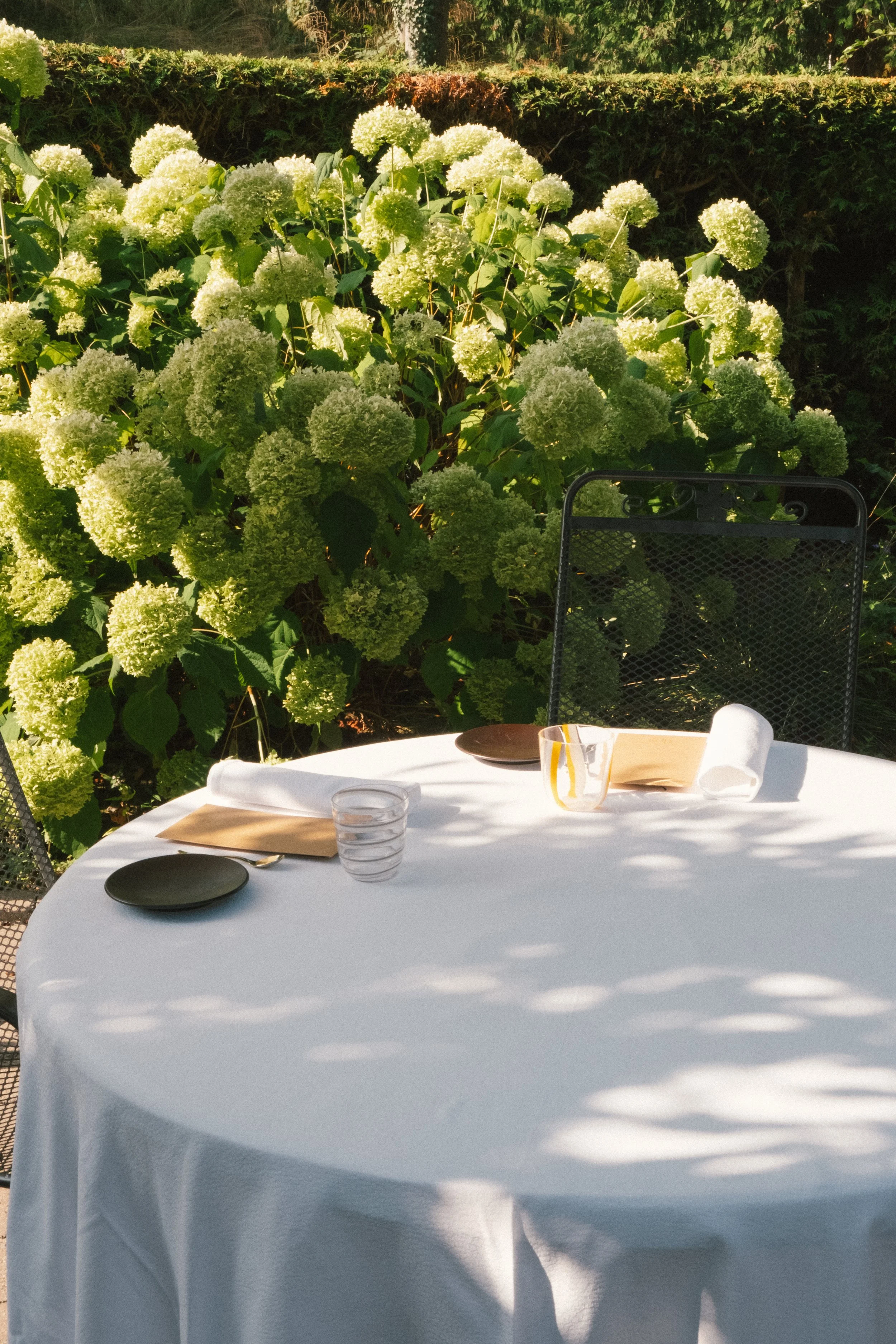 Reportage photo d'un service des Trois Tours en terrasse réalisé par Paradoxe Studio