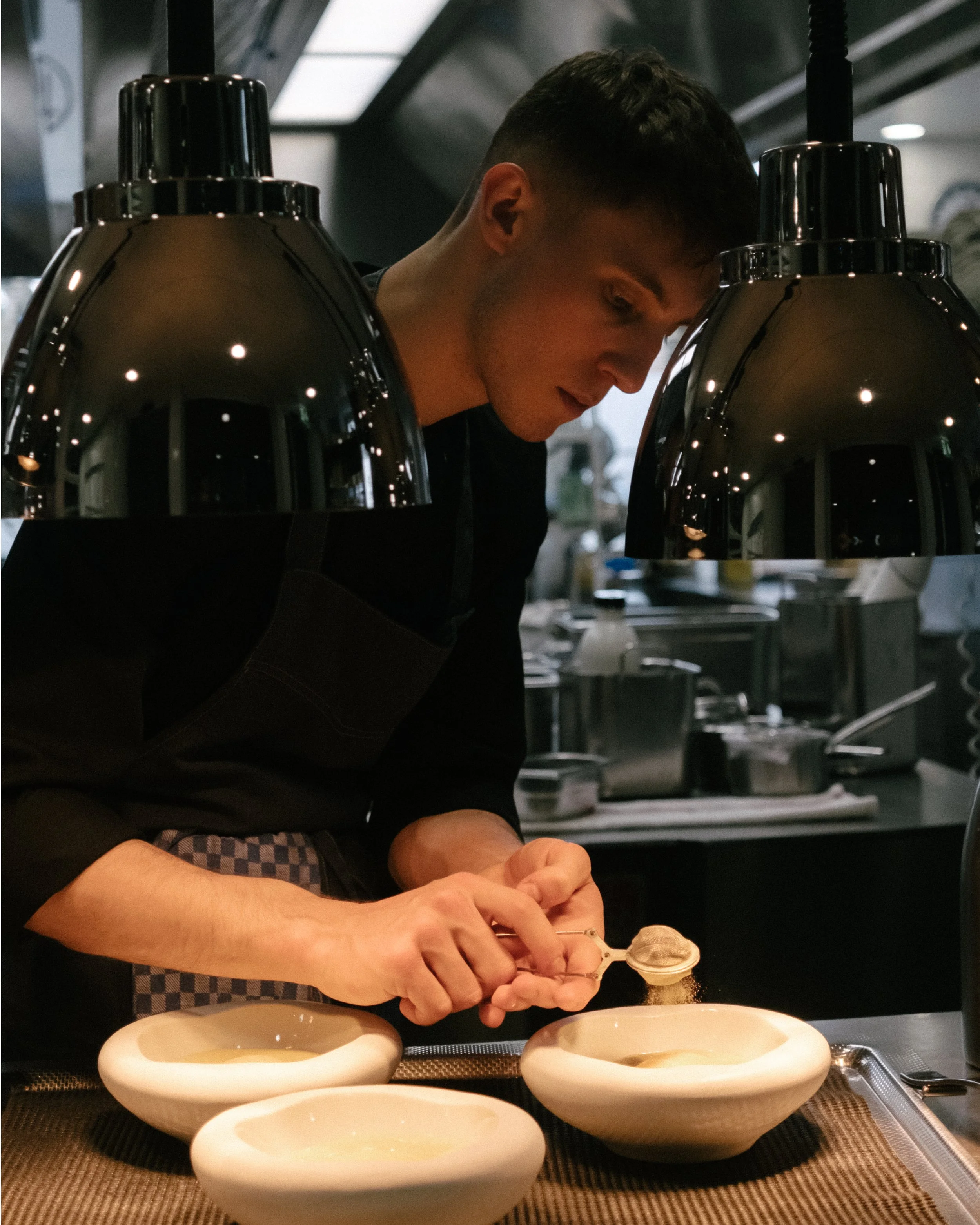 Reportage photo dans la cuisine des Trois Tours réalisé par Paradoxe Studio