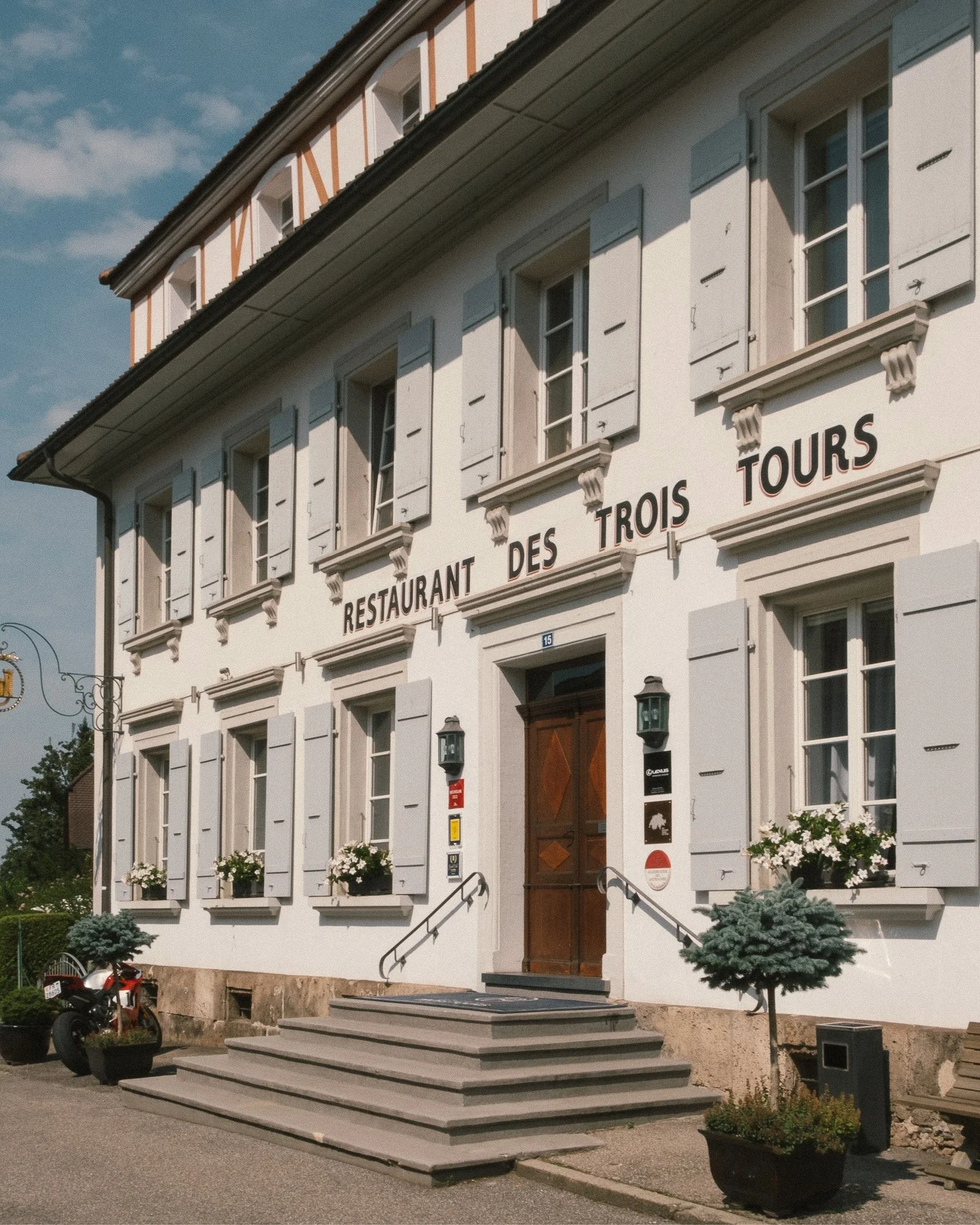 Photographie du bâtiment emblématique du Restaurant des Trois Tours à Bourguillon réalisée par Paradoxe Studio dans le cadre de son mandat de communication pour le restaurant gastronomique suisse