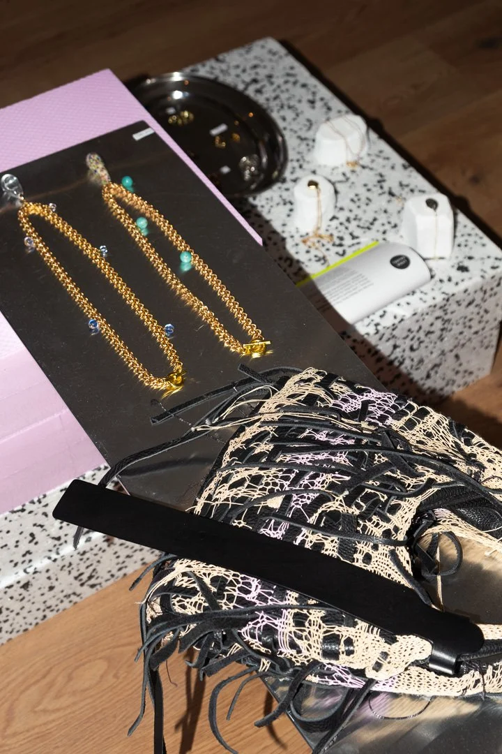 Photos réalisée lors du pop up mode et design suisse à Bulle organisé en collaboration entre Commun et Frousse - Sacs Worn et Colliers Aglagla