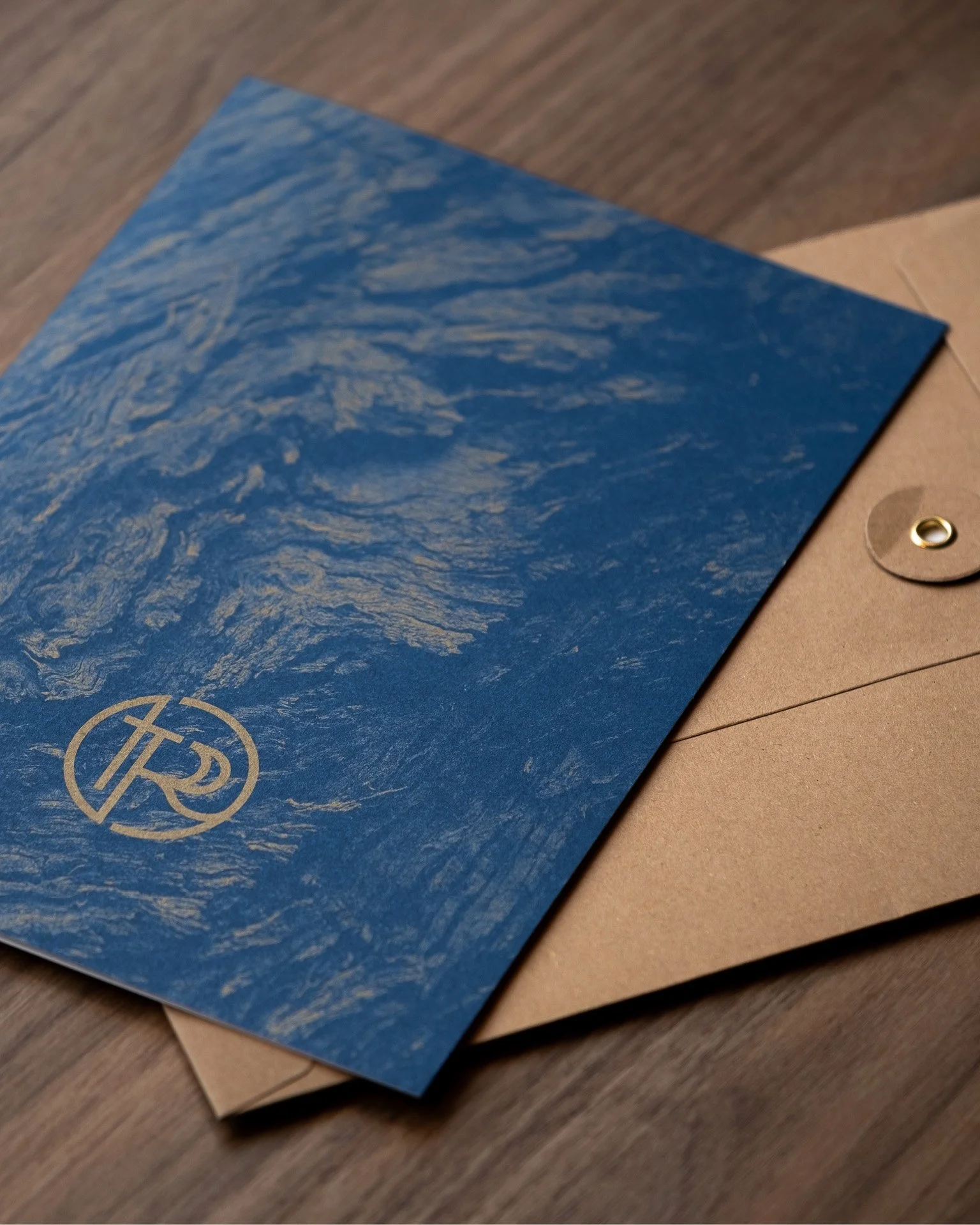 Photographie des bons cadeaux du restaurant des Trois Tours dont le graphisme a été réalisé par Paradoxe Studio