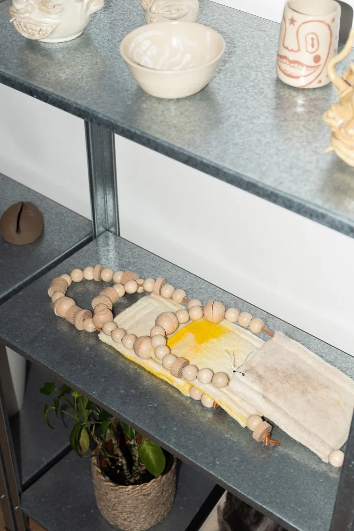 Photos réalisée lors du pop up mode et design suisse à Bulle organisé en collaboration entre Commun et Frousse - Accessoires Studio Remo et céramiques de Noemi Castella