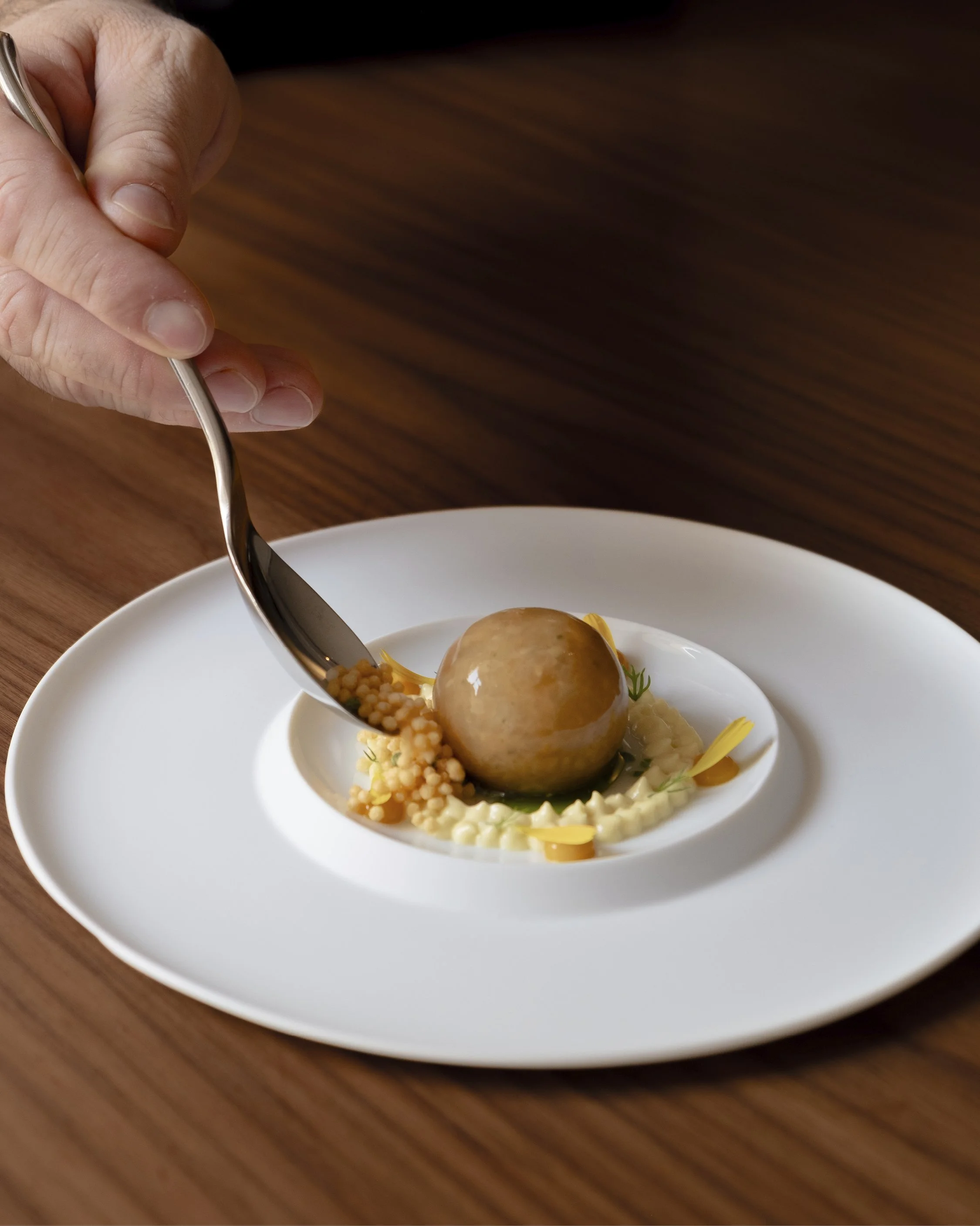 Photographie culinaire réalisée par Paradoxe Studio pour le restaurant gastronomique des Trois Tours en Suisse