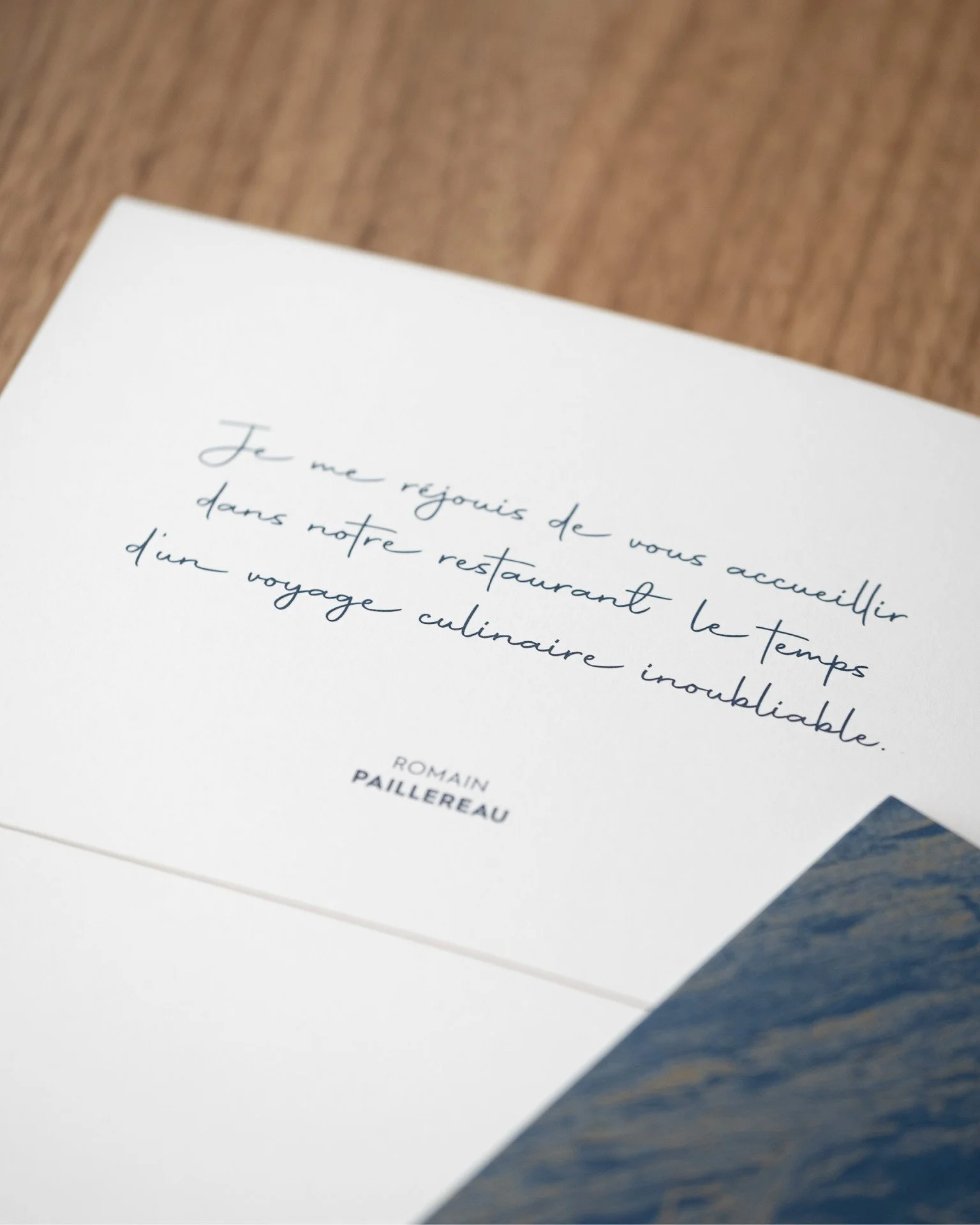 Photographie des bons cadeaux du restaurant des Trois Tours dont le graphisme a été réalisé par Paradoxe Studio