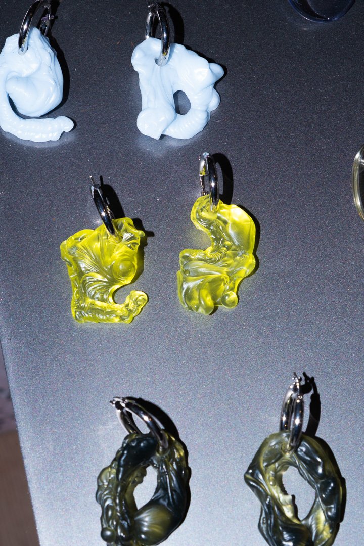 Photos réalisée lors du pop up mode et design suisse à Bulle organisé en collaboration entre Commun et Frousse - Boucles d'oreilles Vanessa Schindler