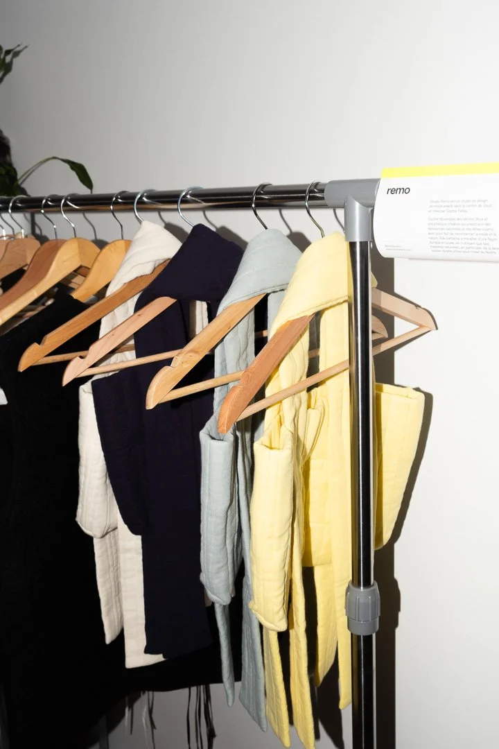 Photos réalisée lors du pop up mode et design suisse à Bulle organisé en collaboration entre Commun et Frousse - Portant de sacs et vêtements Studio Remo
