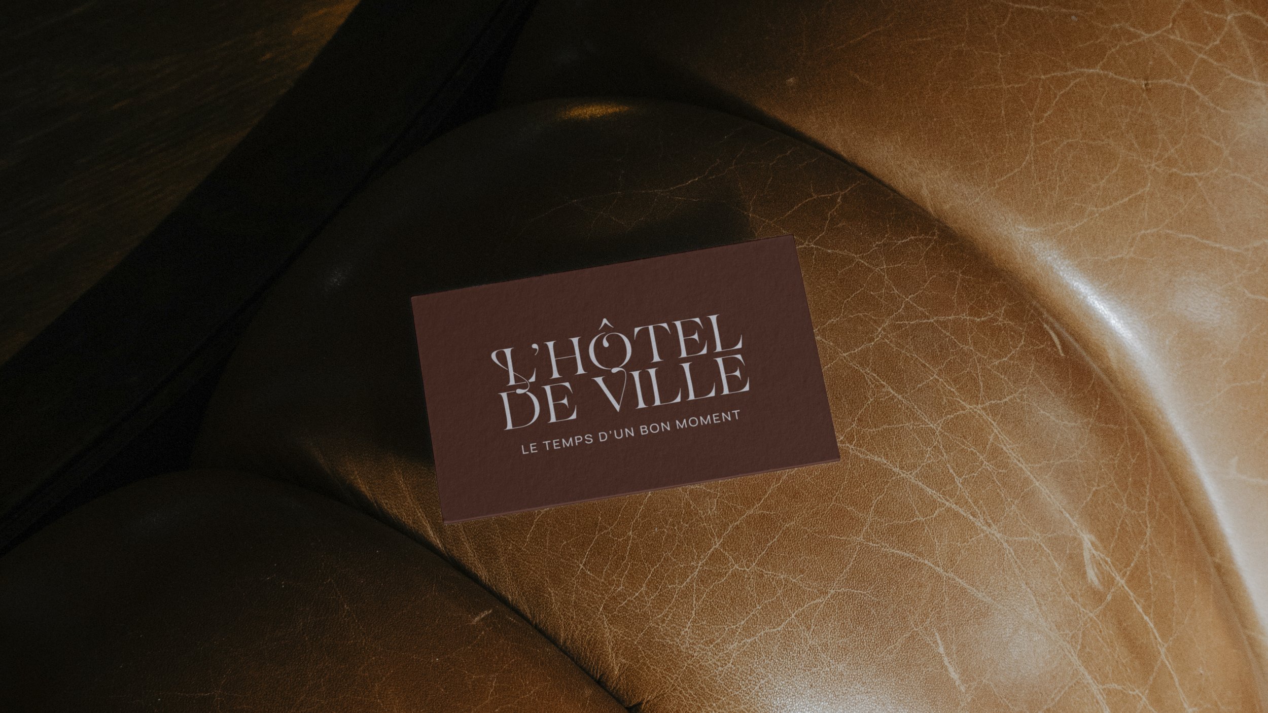 Visuel des cartes de visite du restaurant de l'Hôtel de Ville dont le graphisme est réalisé par Paradoxe Studio