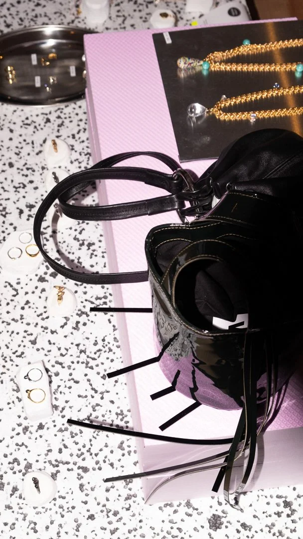 Photos réalisée lors du pop up mode et design suisse à Bulle organisé en collaboration entre Commun et Frousse - Sac Worn et collier Aglagla