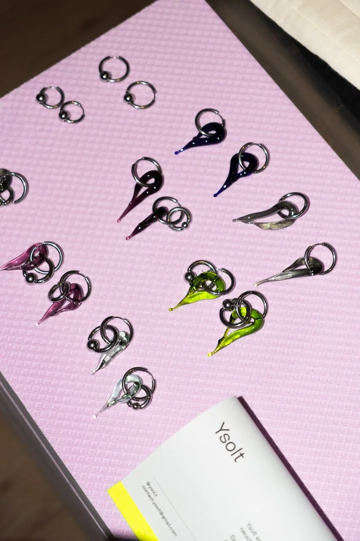 Photos réalisée lors du pop up mode et design suisse à Bulle organisé en collaboration entre Commun et Frousse - Boucles d'oeil Ysolt