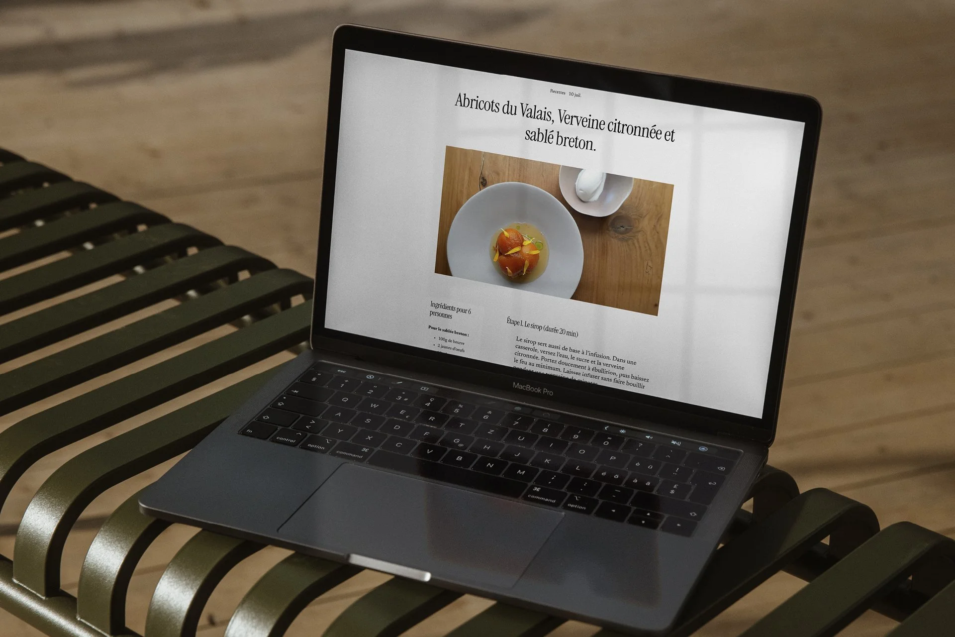 Aperçu d'une page blog du site internet du restaurant Com'ça à Bulle, réalisé par Paradoxe Studio et présentant une recette d'abricots du Valais et sablé breton.