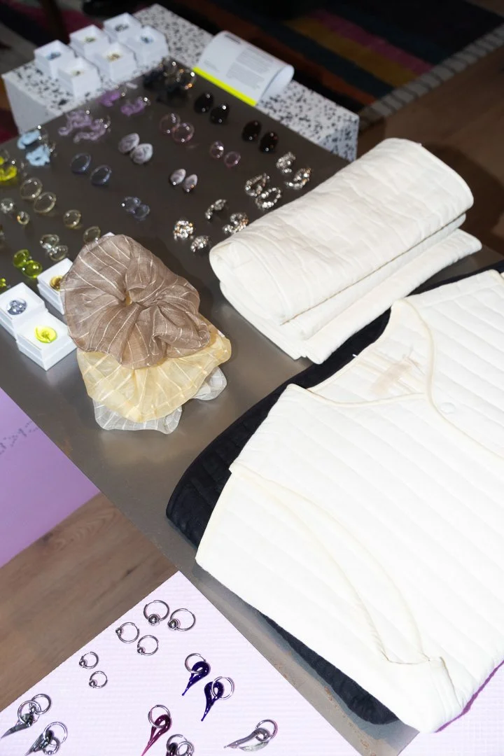 Photos réalisée lors du pop up mode et design suisse à Bulle organisé en collaboration entre Commun et Frousse - Boucles d'oreilles Ysolt, gilet Studio Remo et boucles d'oreilles Vanessa Schindler