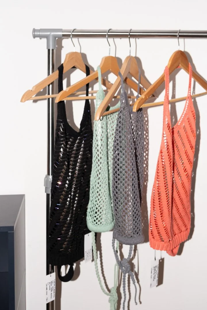 Photos réalisée lors du pop up mode et design suisse à Bulle organisé en collaboration entre Commun et Frousse - Portant TheKnitProject