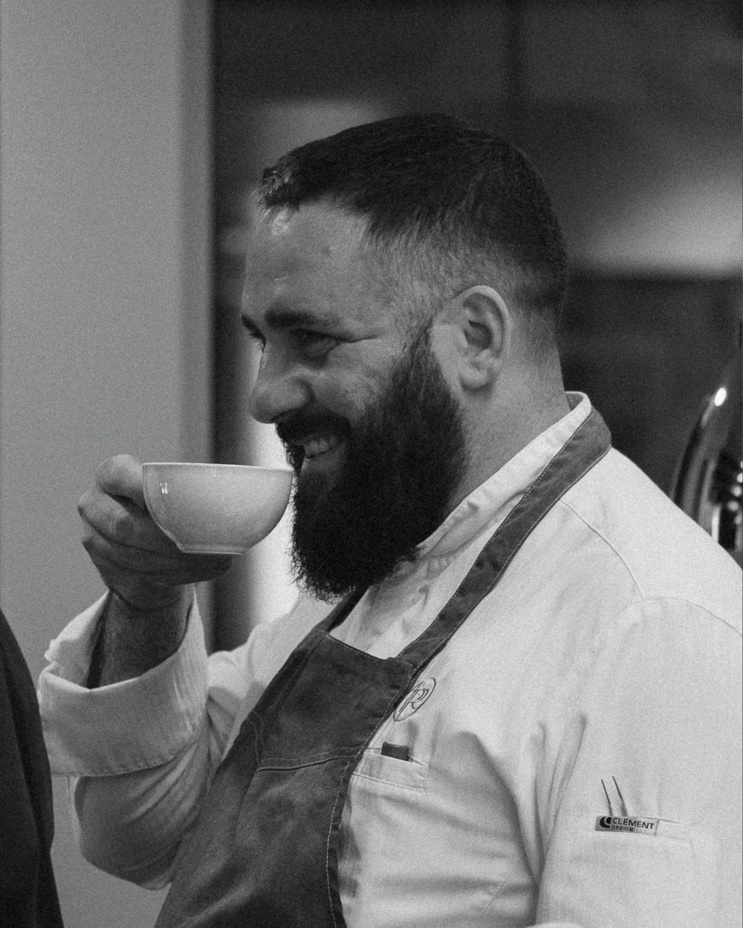 Portrait du chef Romain Paillereau réalisé durant un reportage photo dans la cuisine des Trois Tours réalisé par Paradoxe Studio