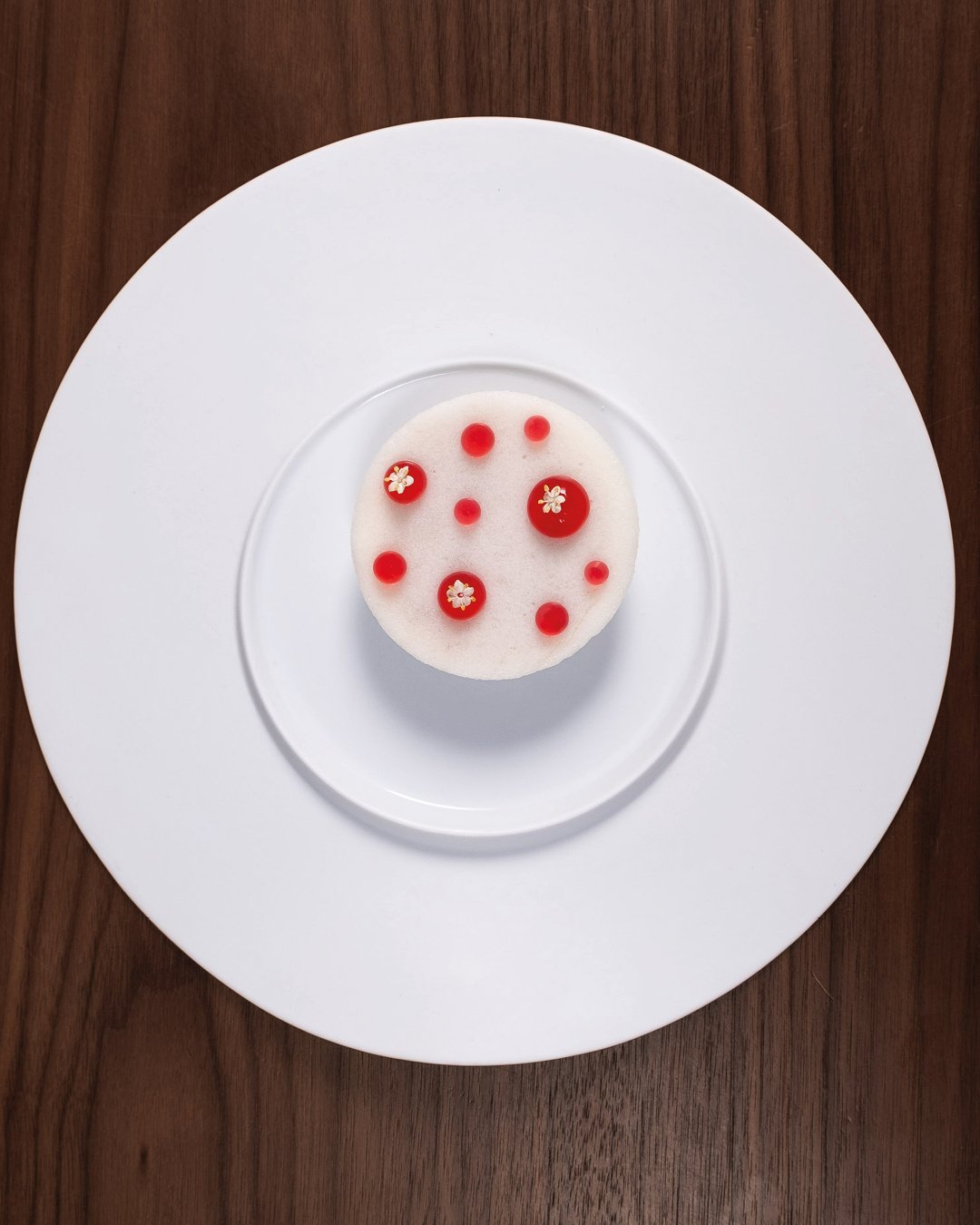 Photographie culinaire réalisée par Paradoxe Studio pour le restaurant gastronomique des Trois Tours en Suisse