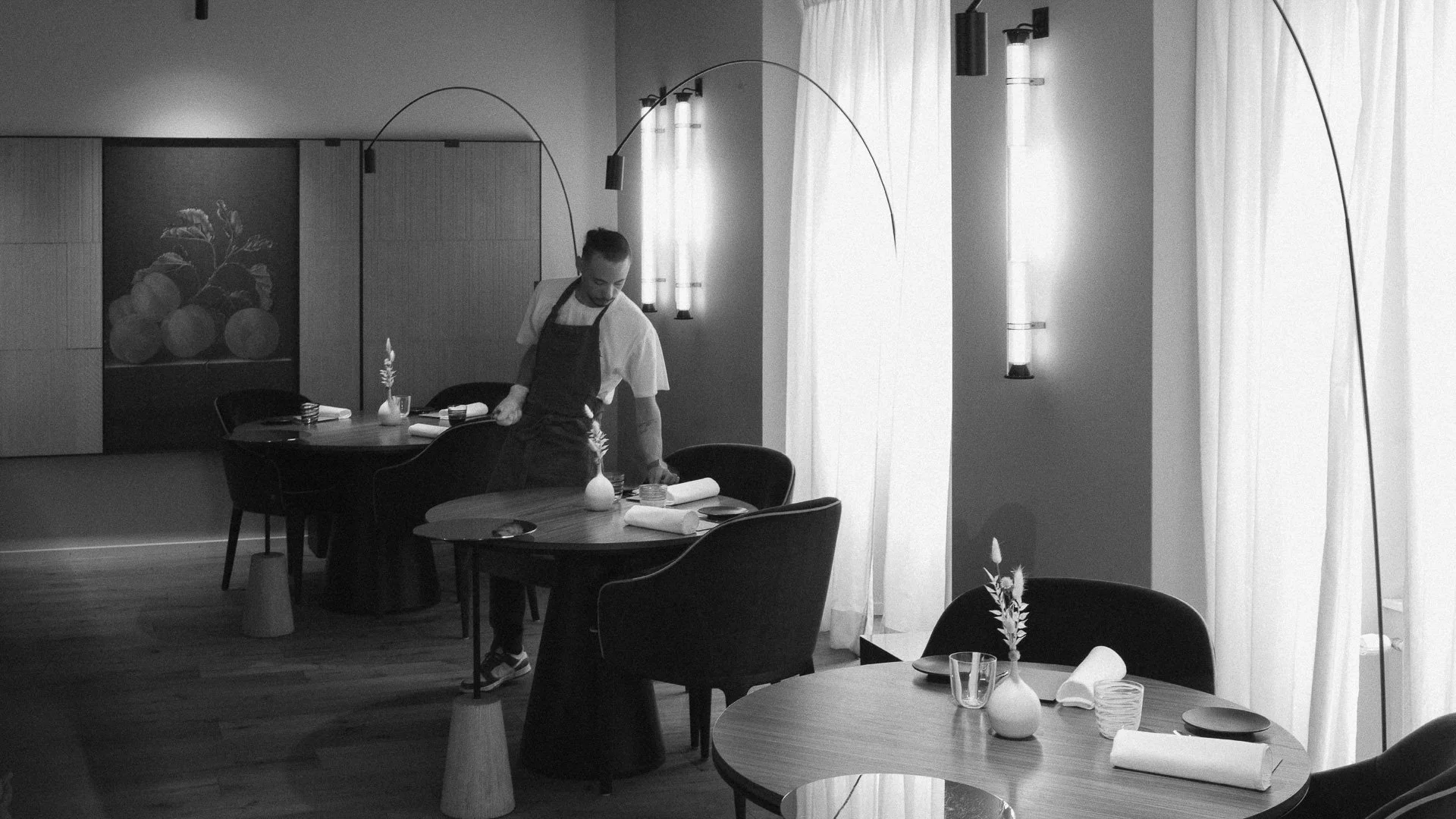 Photographie d'un serveur du restaurant gastronomique des Trois Tours à Bourguillon réalisée par Paradoxe Studio dans le cadre de son mandat de communication pour le restaurant étoilé