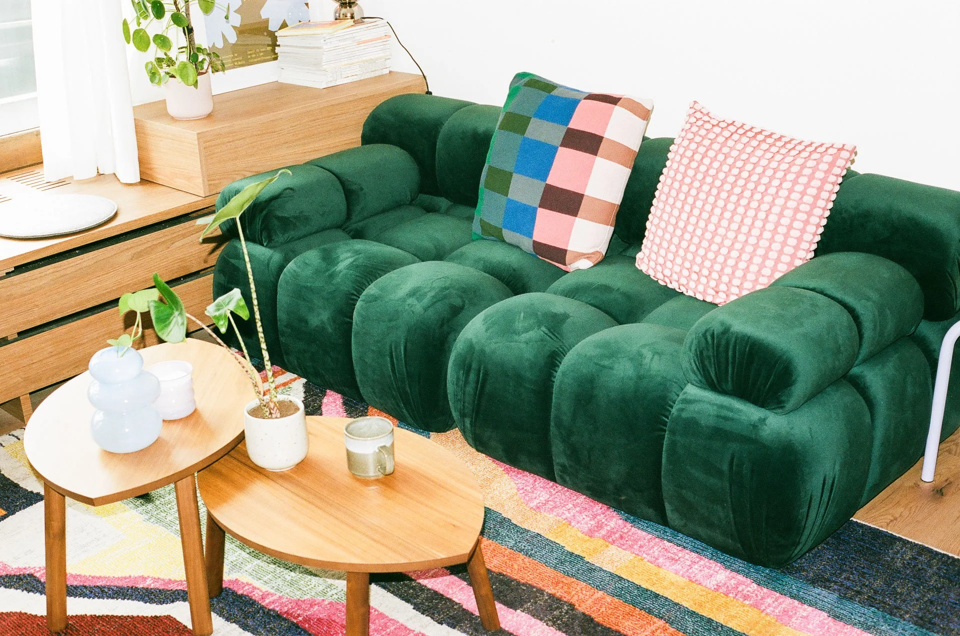 Photographie réalisée par Roschkka du canapé Micadonis Bellis dans l'atelier créatif Frousse fondé par Marie Colella et Noemi Castella à Bulle